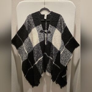 Maurices Black & White Plaid Toggle Poncho | Coastal Grandma Gorpcore Knit